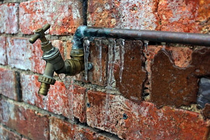 Tips on how to thaw frozen condensate pipes safely