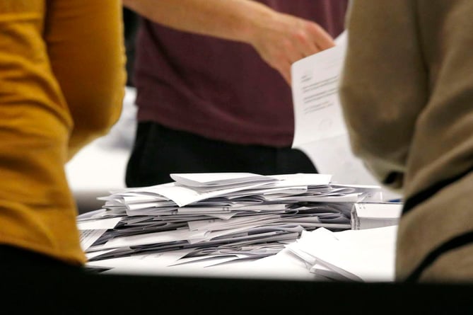 AB1912 ELECTIONNIGHT82 PHOTO CODE 19DPJ19DEC82 - PHOTO DAVID ARWYN PARRY JONES / CAMBRIAN NEWS PRESS PHOTOGRAPHER - 19DECEMBER2019 - REF Dylan/Antony; Ref Karl/Dylan; General Election Count at Aberaeron December 12th 2019  - 