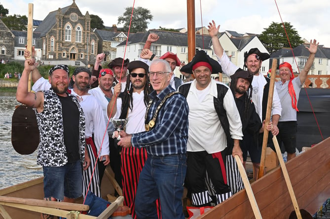 The Wadebridge Town Mayor Ian Welch presents the trophy for best dressed raft named Black Pearl to members of The Wadebridge Boot Yard