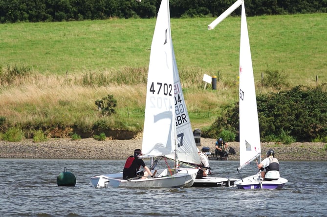 Congestion at Dam Green buoy. Jane Anderson (right) emerged leading the trio. Dave Perrett (left) fouled Bob Sampson (hidden). Picture: Mandy Pollard