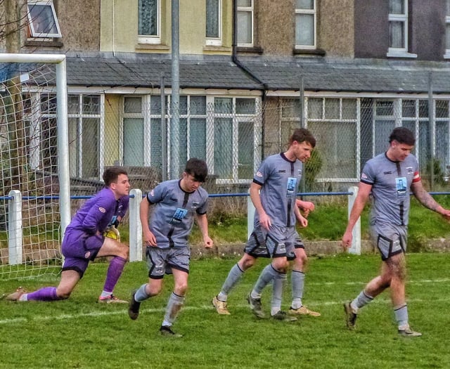 Magpies dig in for superb point at title-chasing Liskeard